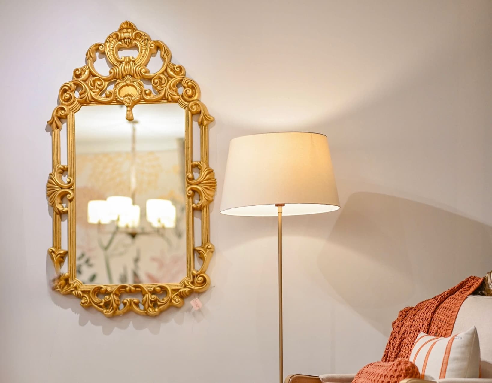 Espelho decorativo entalhado à mão — projeto Luciana Locatelli Arquitetura